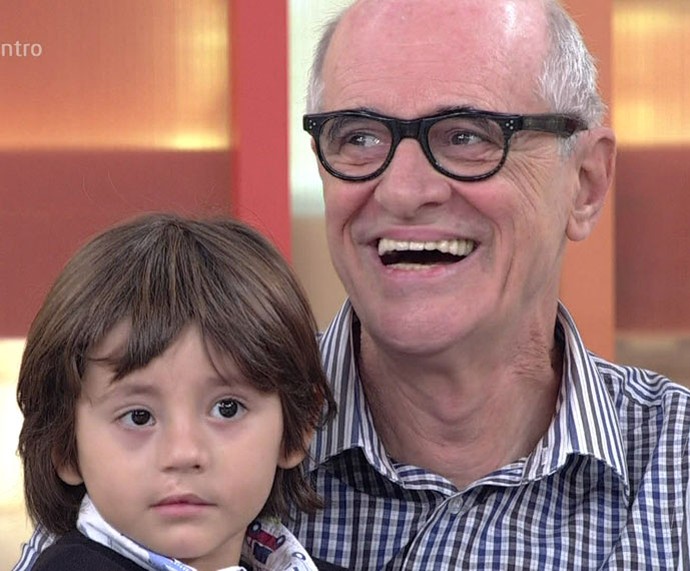 Marcos Caruso todo orgulhoso com o neto Bento (Foto: TV Globo)