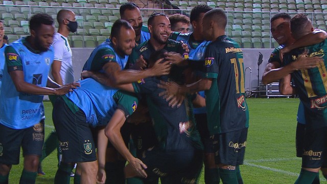 Jogadores do América-MG comemoram vitória