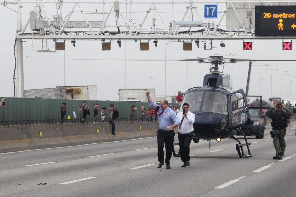 20 de agosto - O governador do Rio de Janeiro, Wilson Witzel, chega Ã  ponte Rio-NiterÃ³i celebrando com populares apÃ³s sequestrador de Ã´nibus ser morto por atiradores de elite â€” Foto: Ricardo Cassiano/Agencia O Dia/EstadÃ£o ConteÃºdo