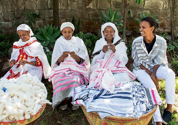 Liya na Etiópia com tecelãs locais.  (Foto: Constantin Papakonstantinou e Gilles Bensimon)