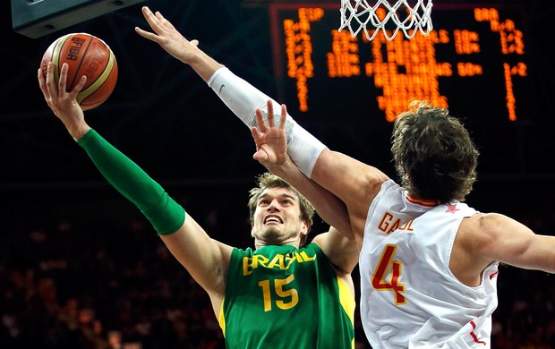 Brasil derruba Espanha no basquete e ganha de prêmio estrada mais dura