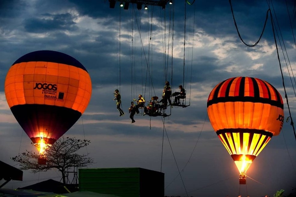 A Banda que Voa foi uma as atrações da abertura oficial dos Jogos de Aventura e Natureza em Matinhos.  — Foto: Denis Ferreira Neto/Secretaria de Estado do Meio Ambiente e Recursos Hídricos