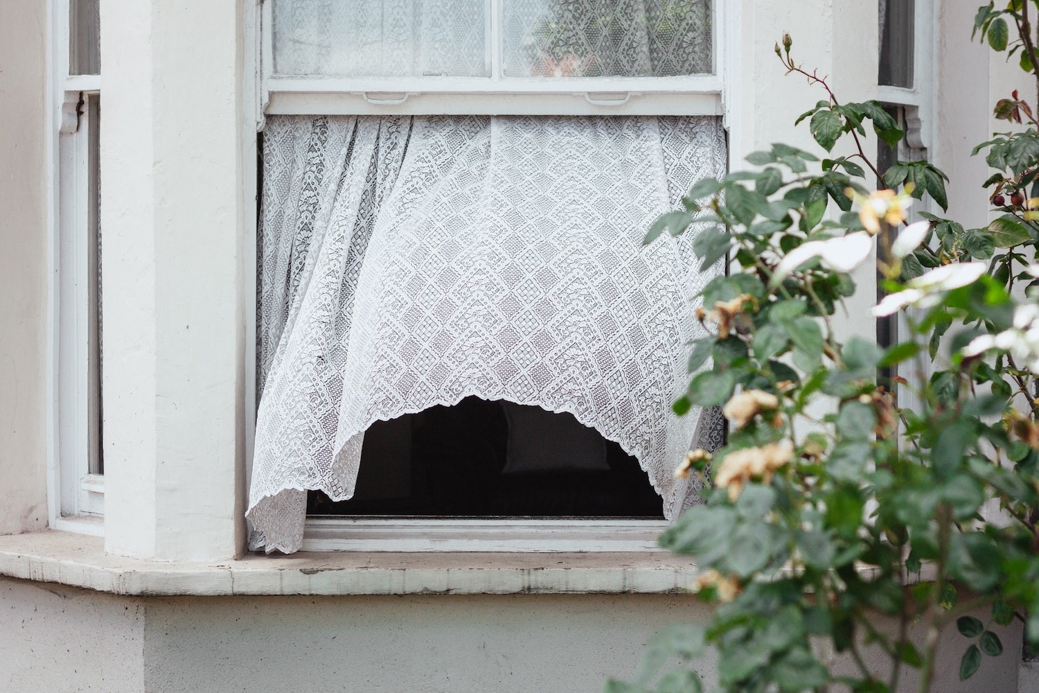 Portas e janelas devem ser abertas ao longo do dia para arejar a casa (Foto: Unsplash / Alistair MacRobert / CreativeCommons)