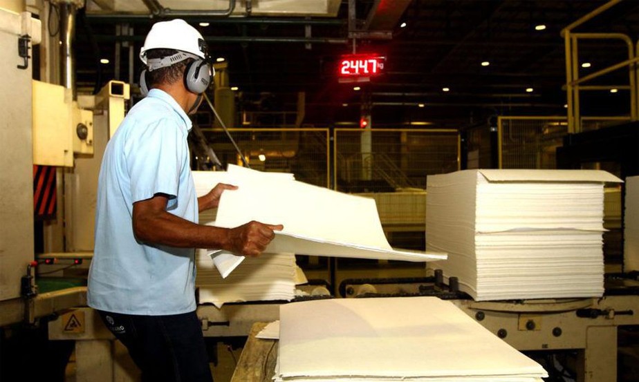 Produtividade na indústria volta ao nível mais baixo desde o início da pandemia, diz CNI