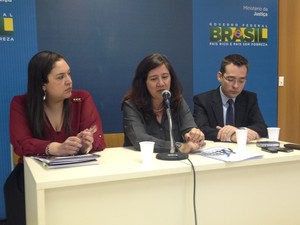 A secretária nacional do direito do consumidor, Juliana Pereira (ao centro), apresenta levantamento de reclamações do Procon, em 2012, em todo o país (Foto: Luciana Amaral/G1)