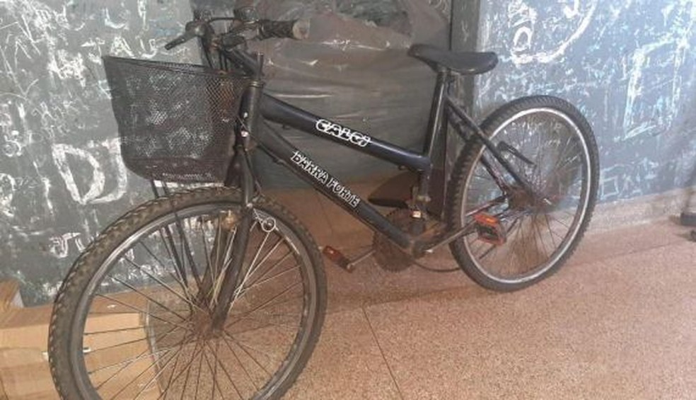 Bicicleta que seria do suspeito do crime foi localizada na casa da vítima — Foto: Polícia Civil/ Divulgação 