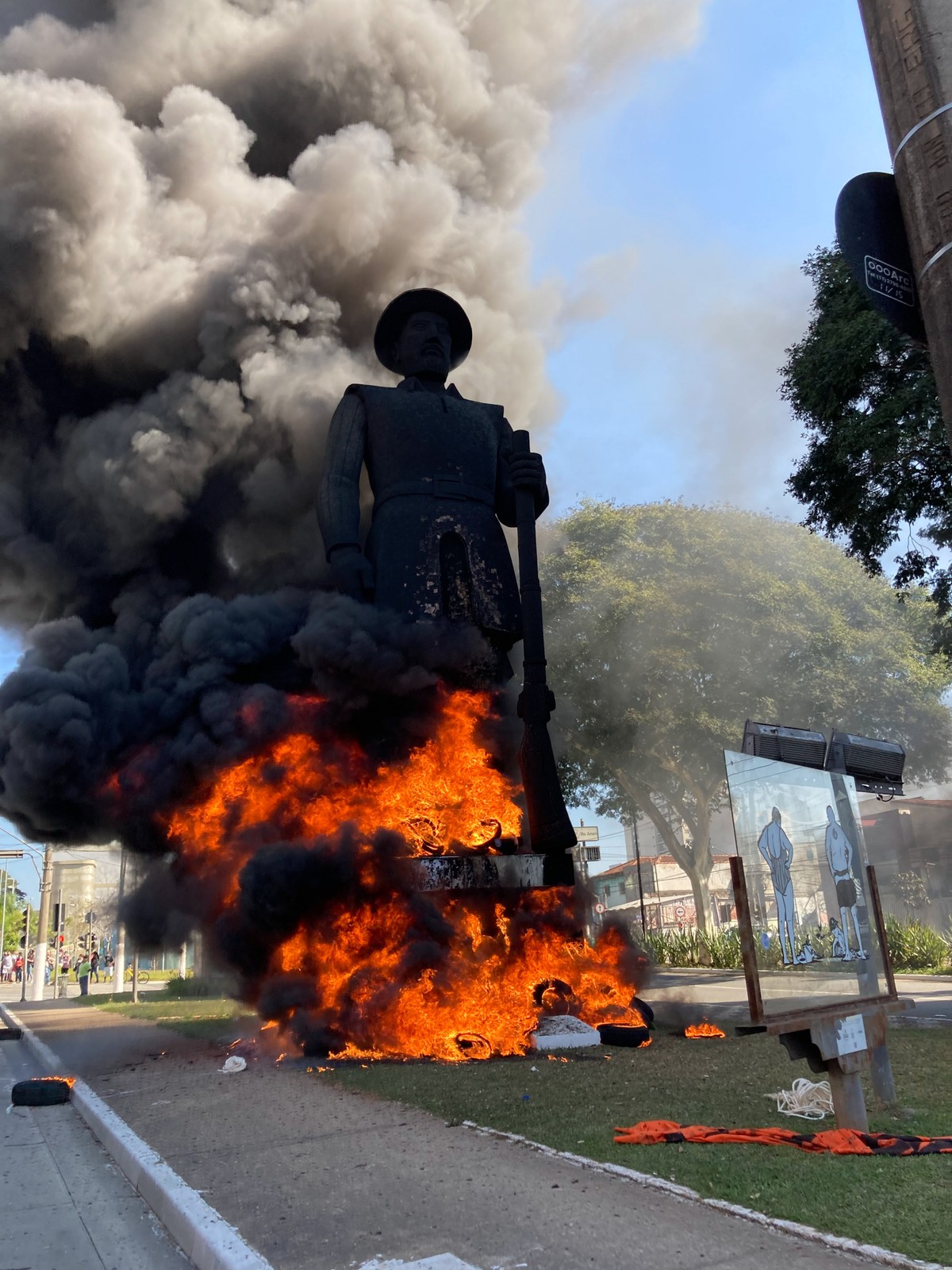 Defesa Civil diz que incêndio não comprometeu estrutura de estátua de Borba Gato em SP - Vimarsana News