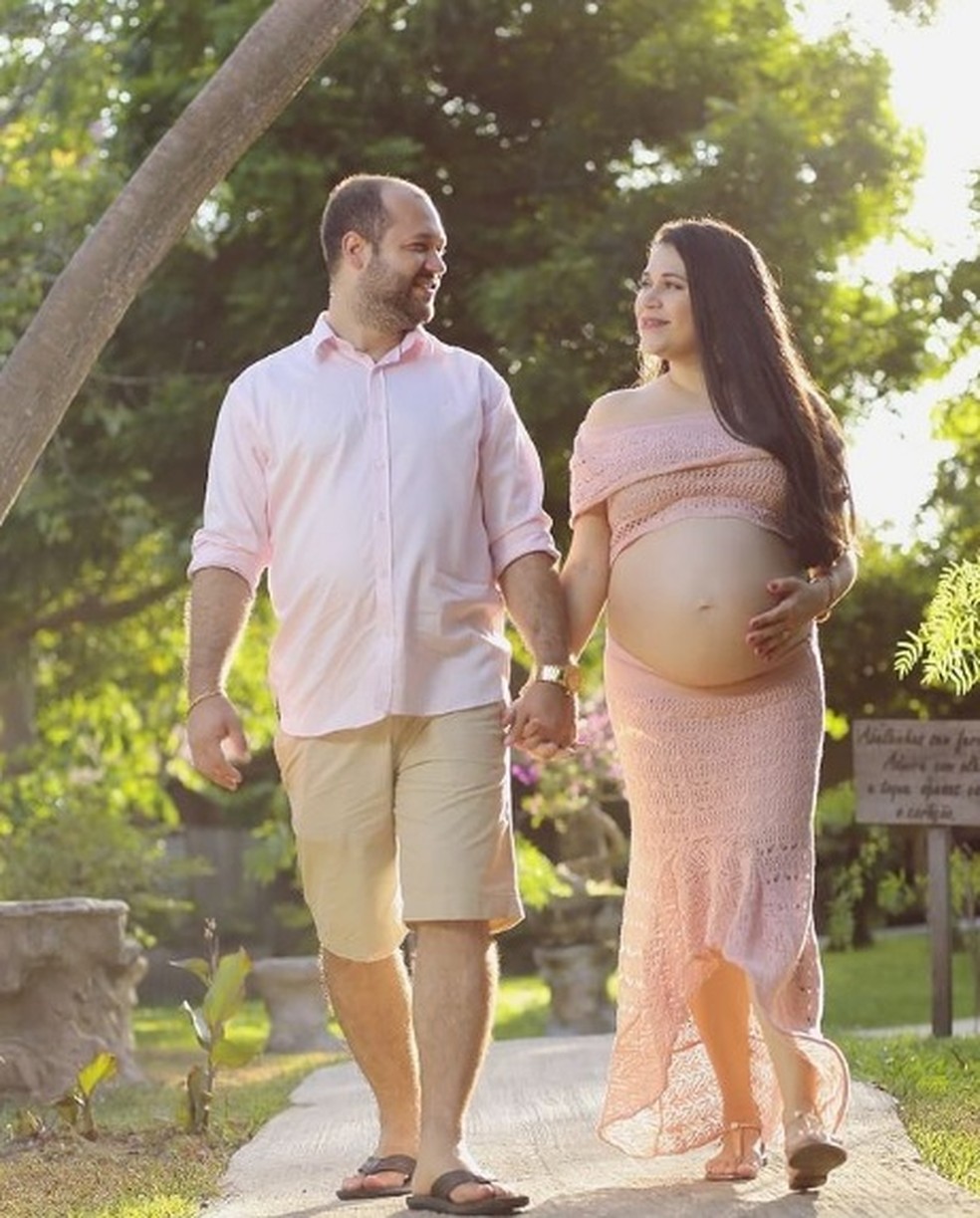 A professora Julianna Mara Santos Sousa Farias e o marido, Ernandes Júnior morreram com menos de um mês de diferença por complicações da Covid-19. — Foto: Reprodução/Arquivo pessoal