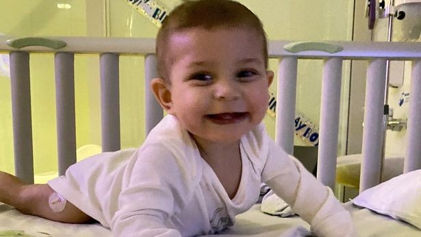 Normalmente, ele é um bebê muito feliz, um bebê muito sorridente, e ele meio que parou de rir e sorrir, contou a tia (Foto: Reprodução/Mirror)
