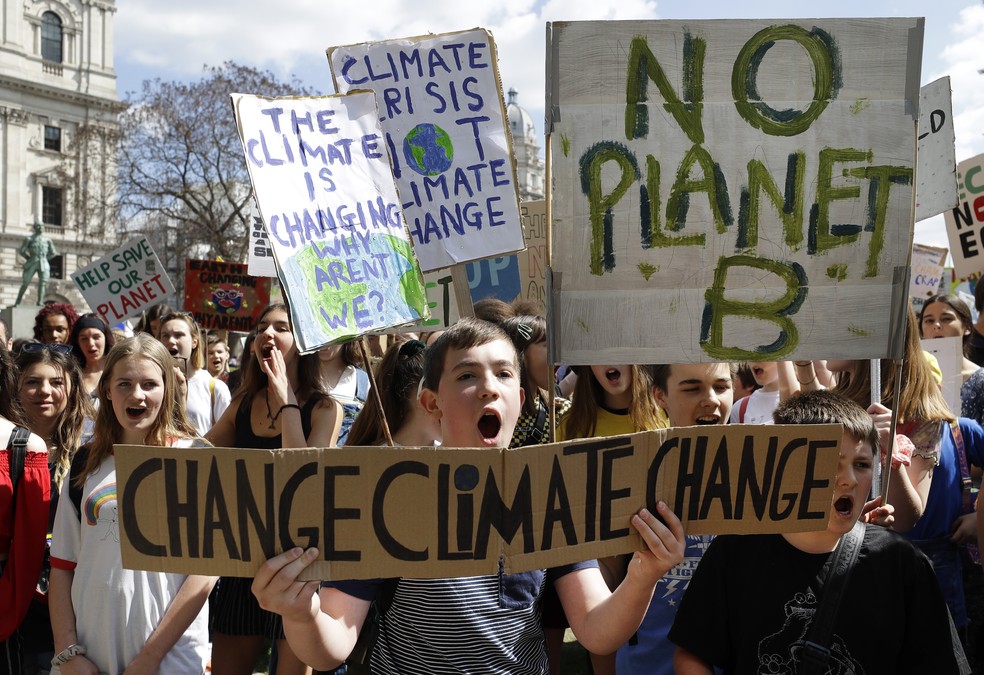 Greve pelo Clima na Inglaterra: manifestantes seguram cartazes com frases em prol do meio ambiente nesta sexta (24). — Foto: Kirsty Wigglesworth/AP