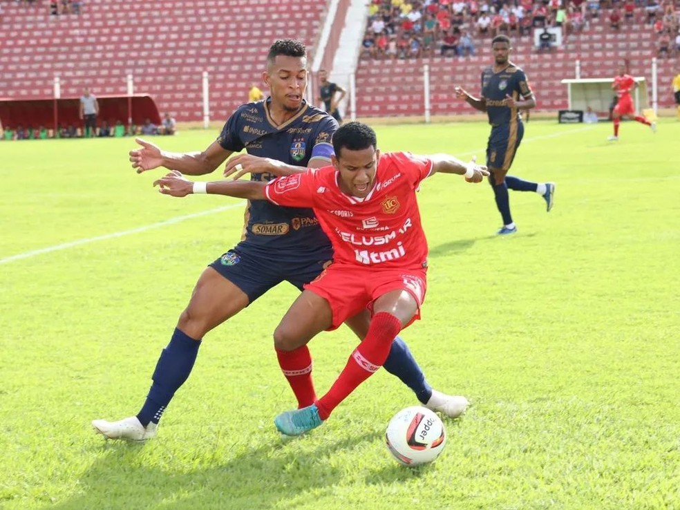 Pedro GTA em disputa com Jackson, Nova Mutum x União de Rondonópolis, Mato-grossense — Foto: Eliseu Siqueira/Nova Mutum EC