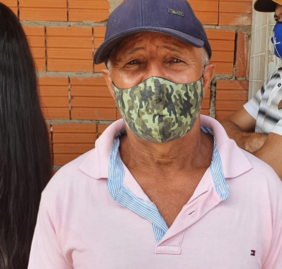 Trabalhador na área de serviços gerais, seu João Ferreira Alves também foi até a agência para saber que se vai sacar o dinheiro — Foto: Andryo Amaral/Rede Amazônica Acre