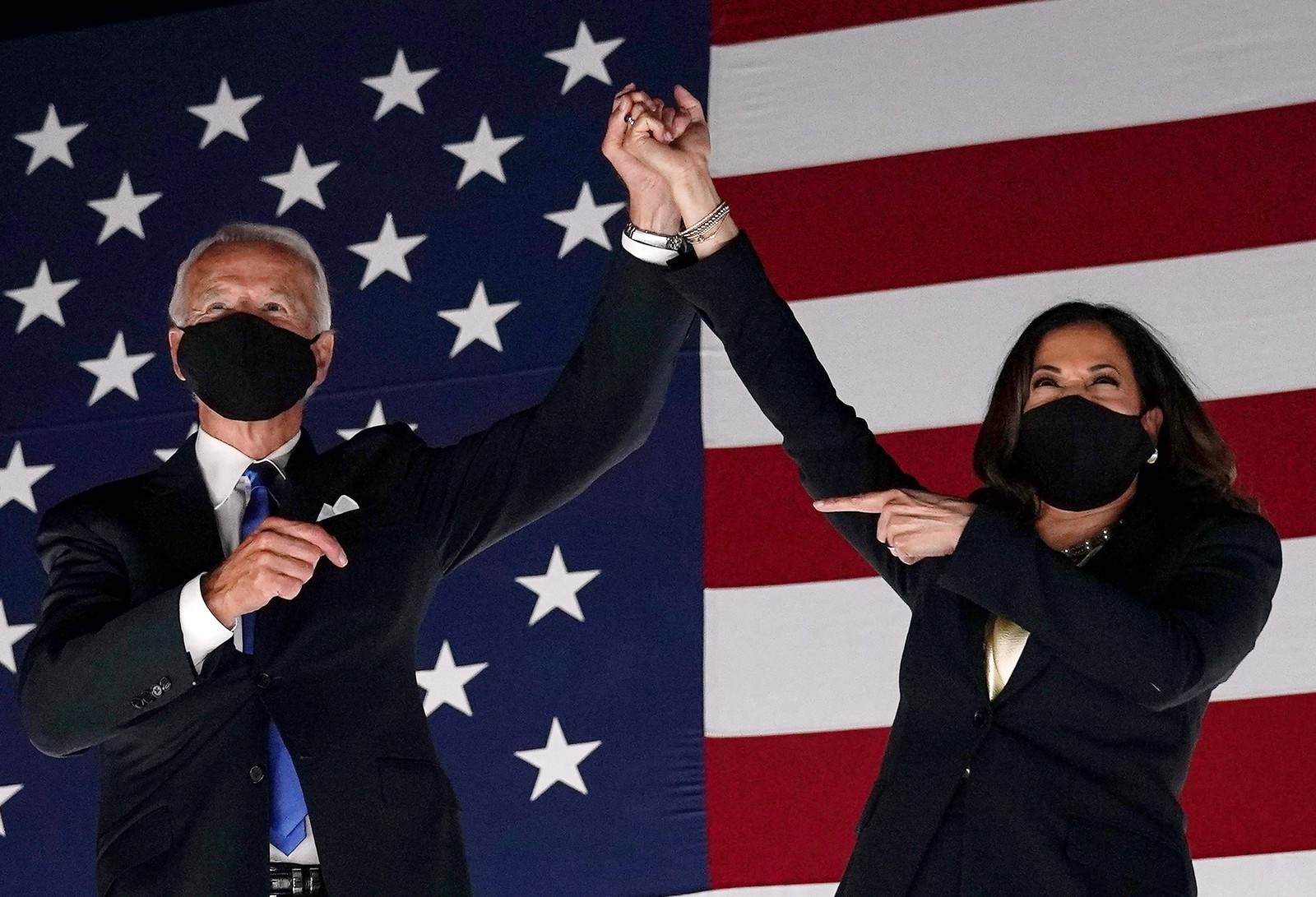 Biden e Kamala, em 20 de agosto, cumprimentam apoiadores fora do Chase Center, em Wilmington, Delaware, ao fim da Convenção Nacional Democrata, realizada virtualmenteAFP