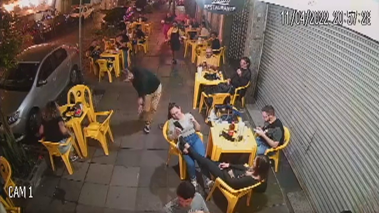 Vídeo de 'ataque' de barata em bar em Porto Alegre viraliza; 'Comecei a surtar, gritar, todo mundo do bar riu', diz homem 