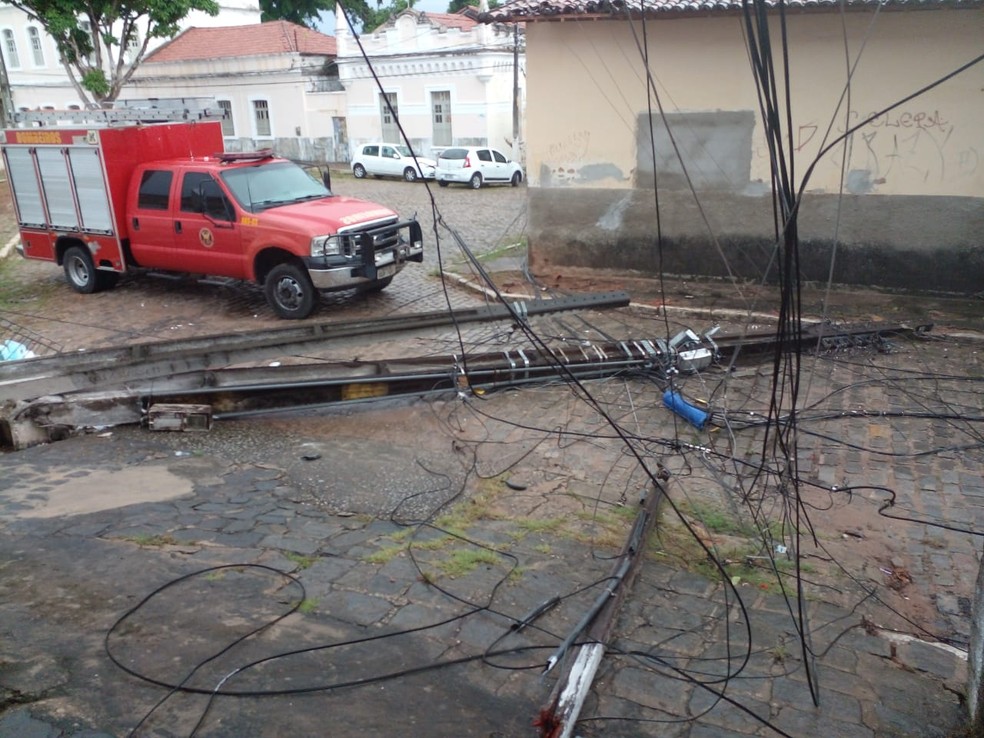 Postes caídos em rua da Cidade Alta, em Natal — Foto: João Batista/Cedida
