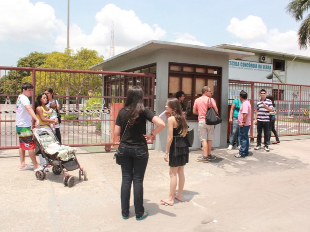 Alguns candidatos perderam a prova por conta do atraso dos ônibus na Zona Oeste da cidade. (Foto: Camila Henriques/G1)
