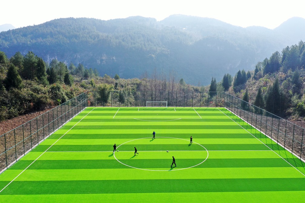 Campo de futebol construído na cidade de Chongqing — Foto: Getty Images