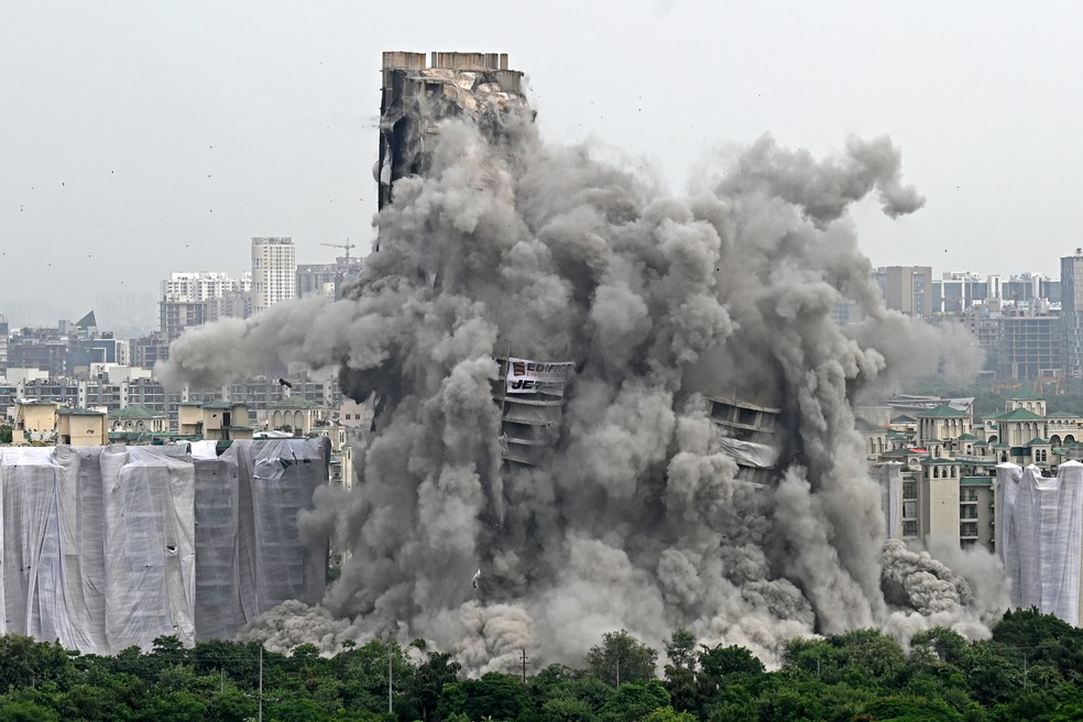 Duas torres gêmeas ilegais são implodidas no subúrbio de Nova Délhi — Foto: Sajjad HUSSAIN / AFP