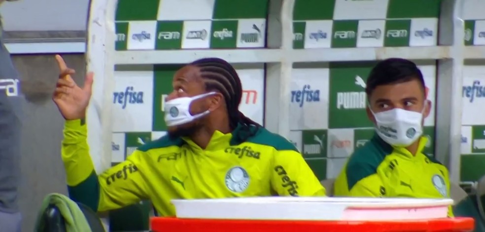 Luiz Adriano protagoniza discussão com torcedores do Palmeiras ainda no banco de reservas