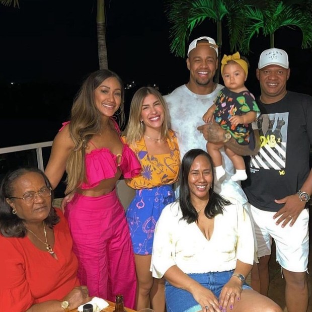 Léo Santana com a família reunida (Foto: Reprodução/ Instagram)