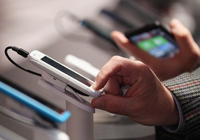 Consumidor testa smartphones (Foto: Getty Images)