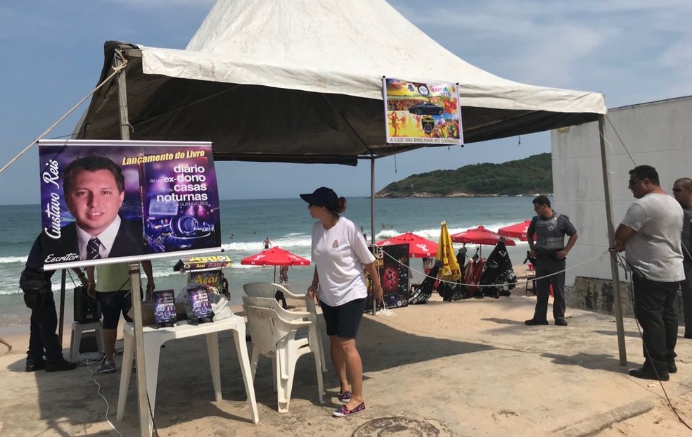 Evento realizado por pastor na praia de Pernambuco foi interrompido pela prefeitura (Foto: G1 Santos)