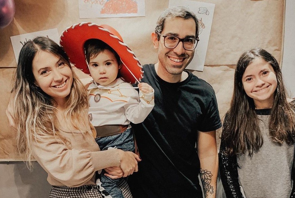 Camilla Miguel com a filha, Mariá, o marido, Rodrigo, e a irmã caçula, Isabelly (Foto: Reprodução/Instagram)