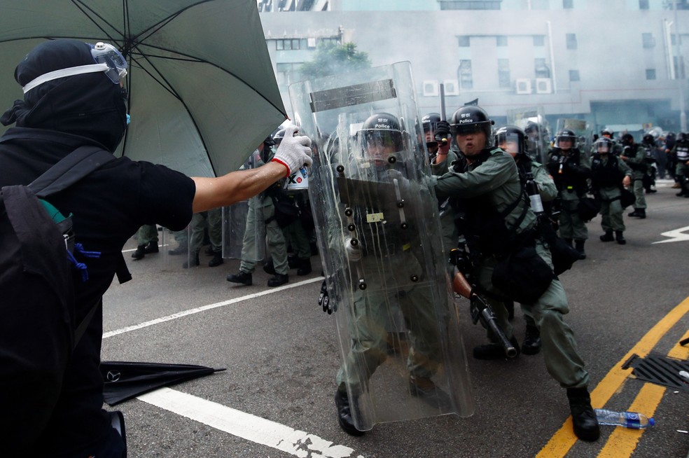 Manifestante e policiais durante confronto em manifestação em Hong Kong — Foto: Edgar Su/Reuters