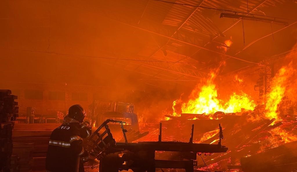 Incêndio de grandes proporções atinge madeireira em Pindamonhangaba, SP