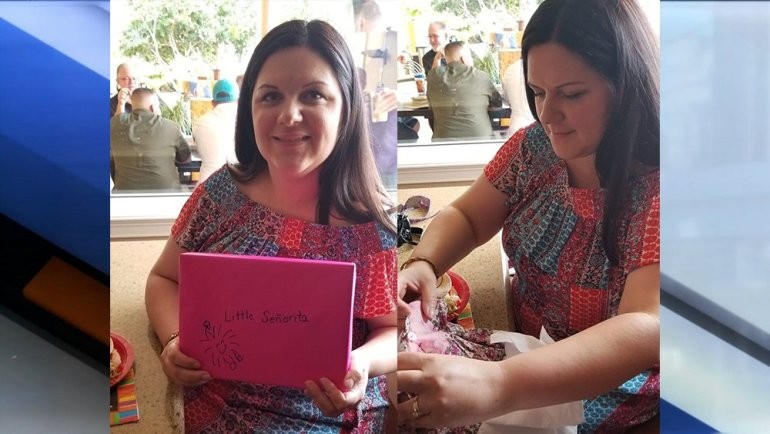 Marjorie Zarbaugh recebe o presente de sua mãe para sua filha. (Foto: Reprodução)