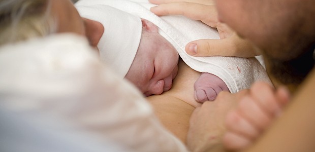 Pais com bebê na maternidade (Foto: Thinkstock)