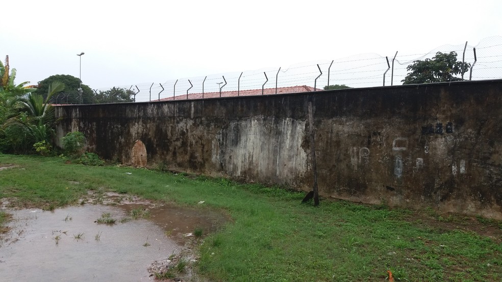 Grupo fugiu pelo muro do Cesein e não foi localizado pela PM — Foto: Carlos Alberto Jr/G1