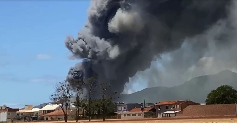 Fumaça do incêndio pôde ser vista do centro de Florianópolis — Foto: Henrique Domingos/ Arquivo Pessoal