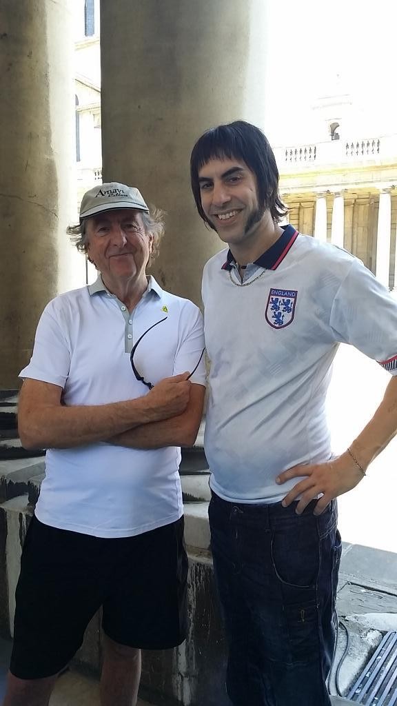 Sacha Baron Cohen ao lado de Eric Idle (Foto: Twitter)