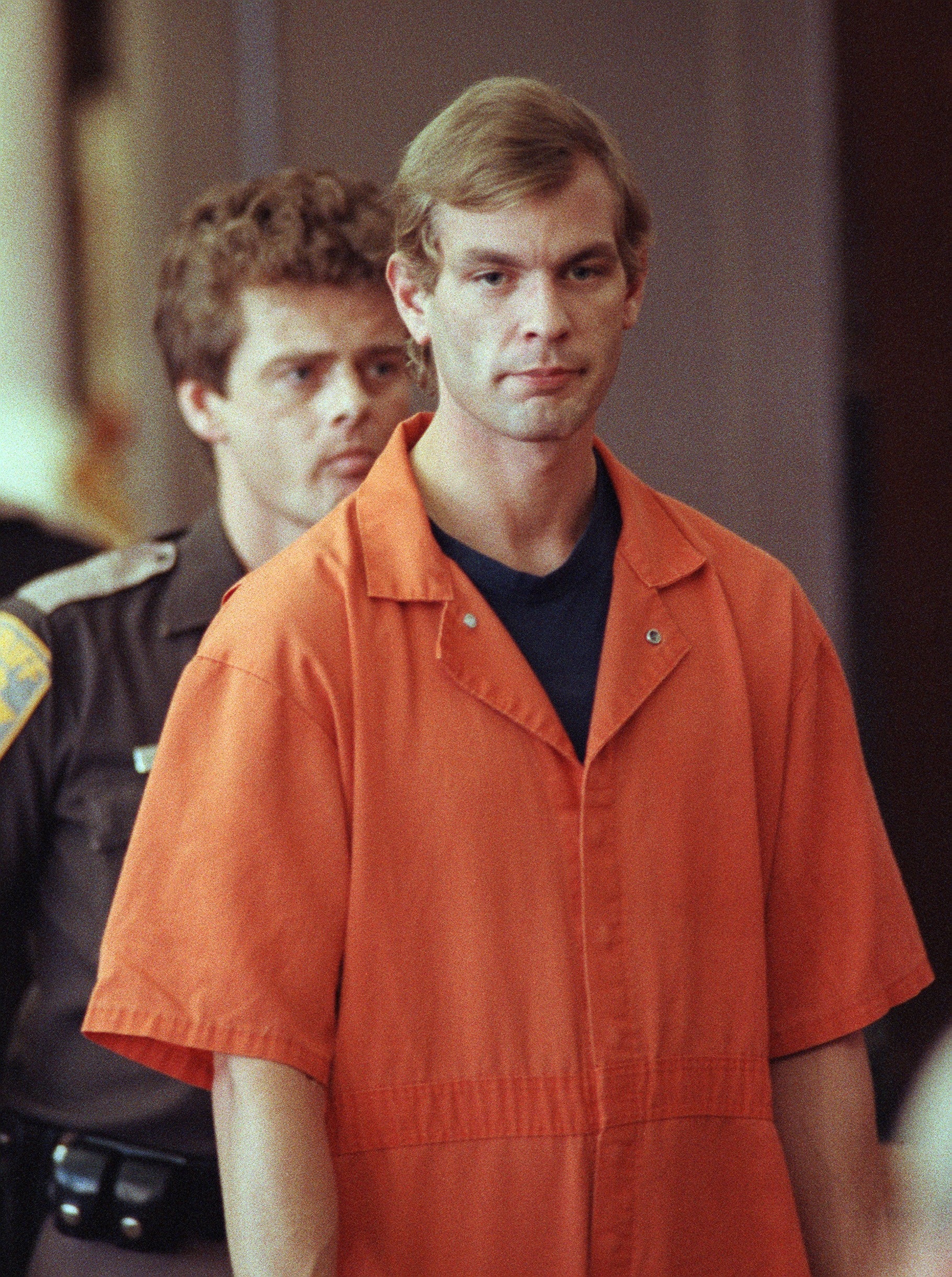 MILWAUKEE, WI - AUGUST 6:  Suspected serial killer Jeffrey L. Dahmer enters the courtroom of judge Jeffrey A. Wagner 06 August 1991. Dahmer has been charged with eight additional counts of first-degree murder, bringing the number of homicides he is charge (Foto: AFP/Getty Images)