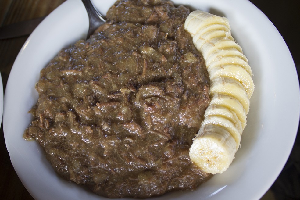 Gosto muito de comer o Barreado com banana.  — Foto: Marcio Kubo