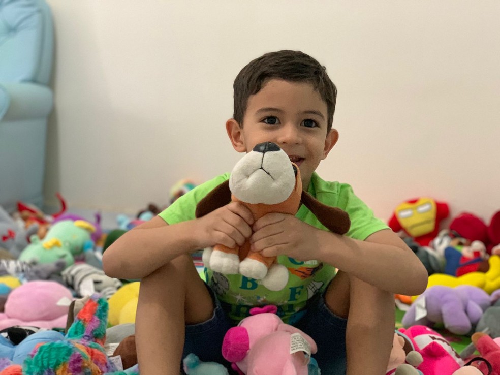Bernardo Baraúna segurando Bob, seu primeiro bichinho de pelúcia. — Foto: Yara Ramalho/g1 RR