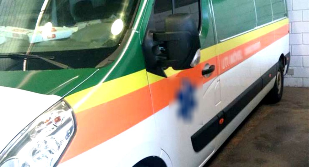 Furgão adesivado como ambulância de um plano de saúde carregava 170 caixas de cigarros vindos do Paraguai (Foto: i7 Notícias/Divulgação )