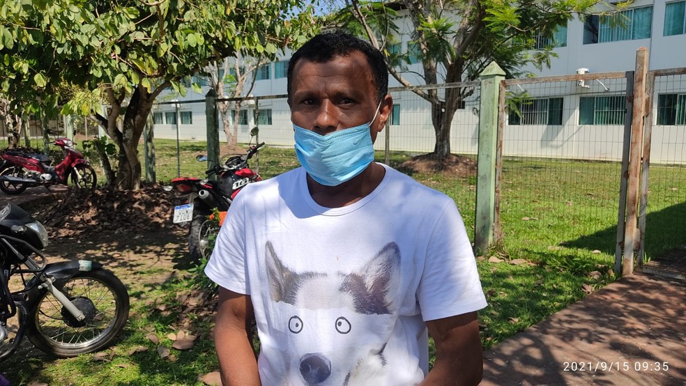 Isaías Amaral, pai do jovem diz que não estava em casa no momento do acidente — Foto: Gledisson Albano/Rede Amazônica Acre