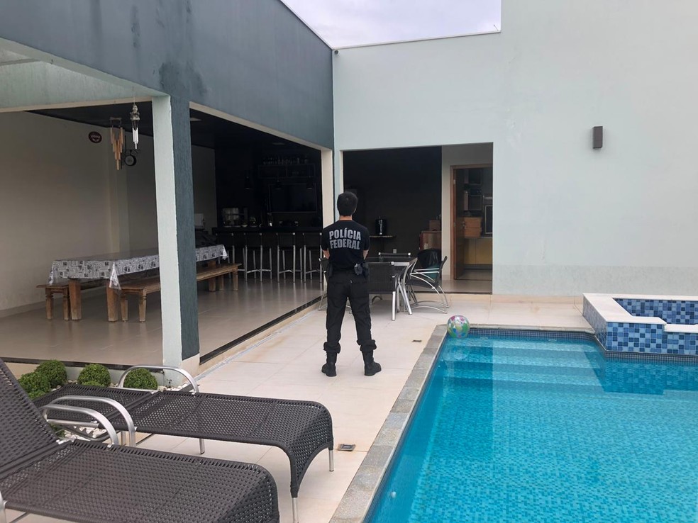 PF cumpre mandados na residência dos investigados em Jaru — Foto: PF/Divulgação