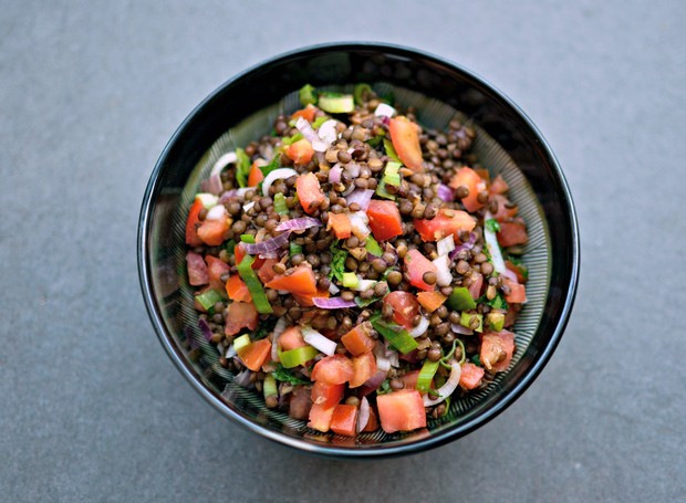 Salada de lentilha leva cenoura e tomate - Casa e Jardim | Receitas