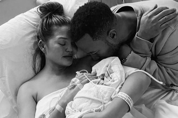 Chrissy Teigen e John Legend posam com seu terceiro filho, que morreu após o parto (Foto: Playback / Instagram)