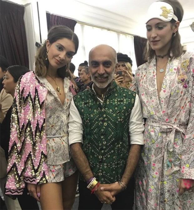 Manish arora and his models (Foto: @suzymenkesvogue)