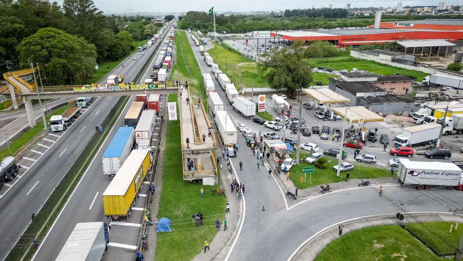 Bloqueio de Caminhoneiros na Rodovia Dutra: caminhoneiros bolsonaristas bloquearam, na manhã desta terça-feira, ao menos seis pontos da Dutra no Vale do Paraíba