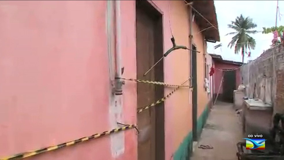 Local onde a vítima morava foi isolado após o incidente.  (Foto: Reprodução/TV Mirante)