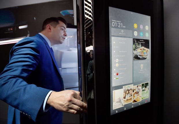 Visitante examina a geladeira da linha Family Hub da Samsung durante a CES (Foto: David Becker/Getty Images)