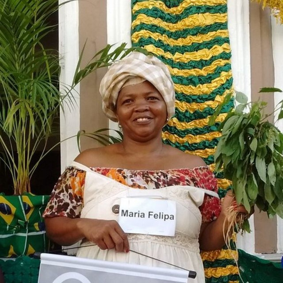 Mulher caracterizada de Maria Felipa na Bahia — Foto: MILTON MOURA via BBC