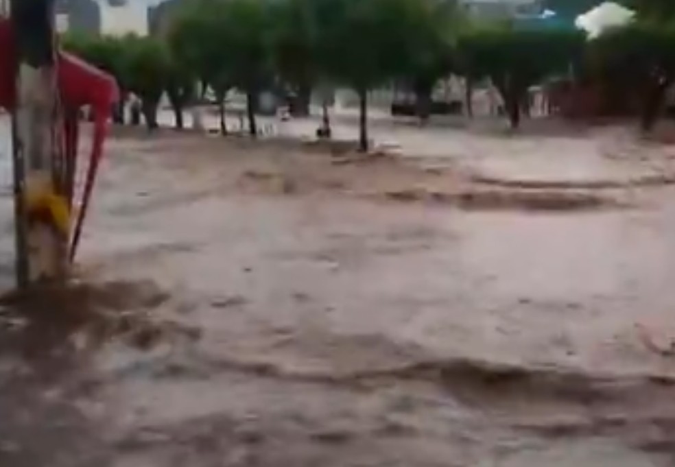 Chuva causa estragos em Jequié — Foto: TV Bahia