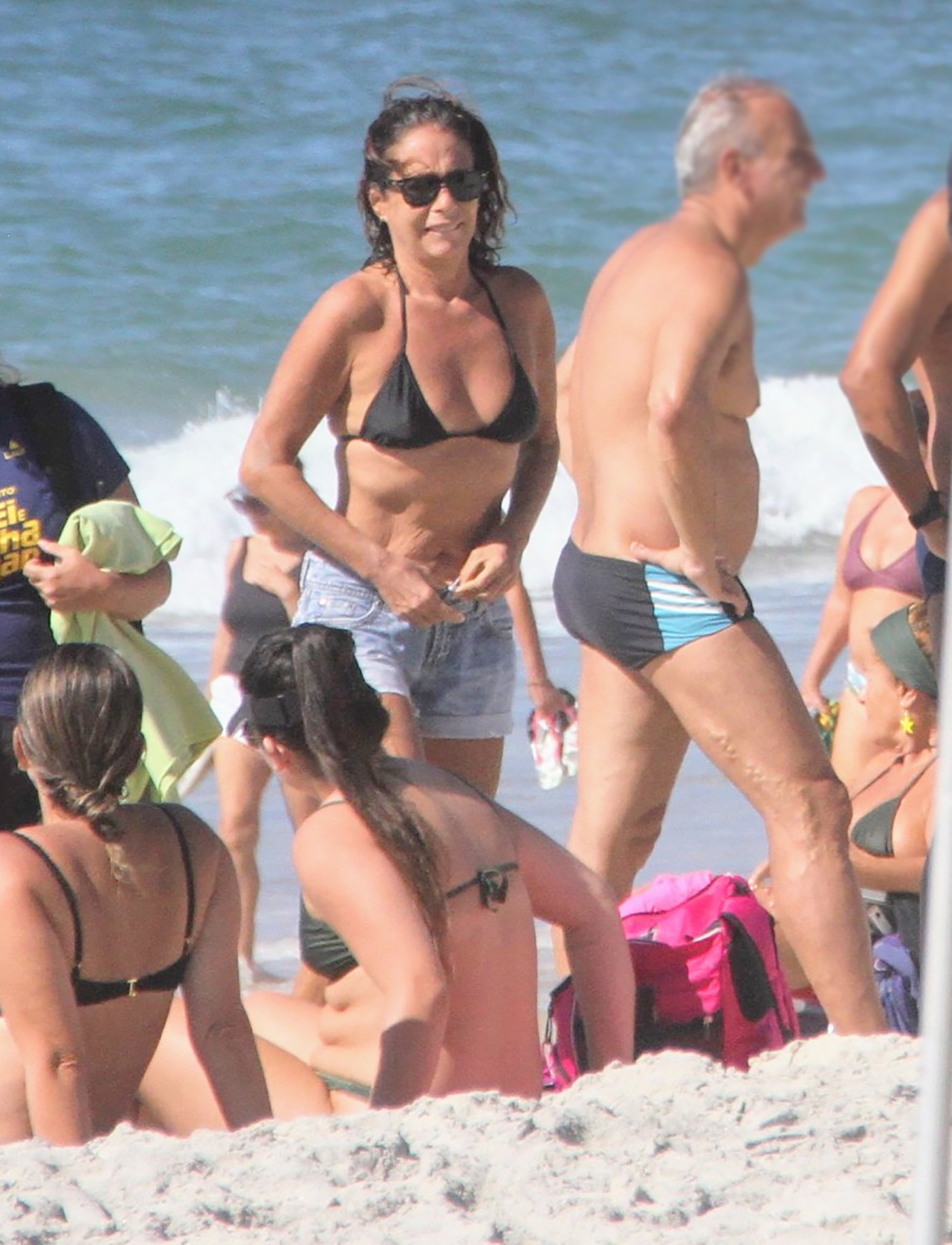 Andrea Beltrão curte praia com o marido, Maurício Farias em Copacabana — Foto: Dan Delmiro/ Agnews