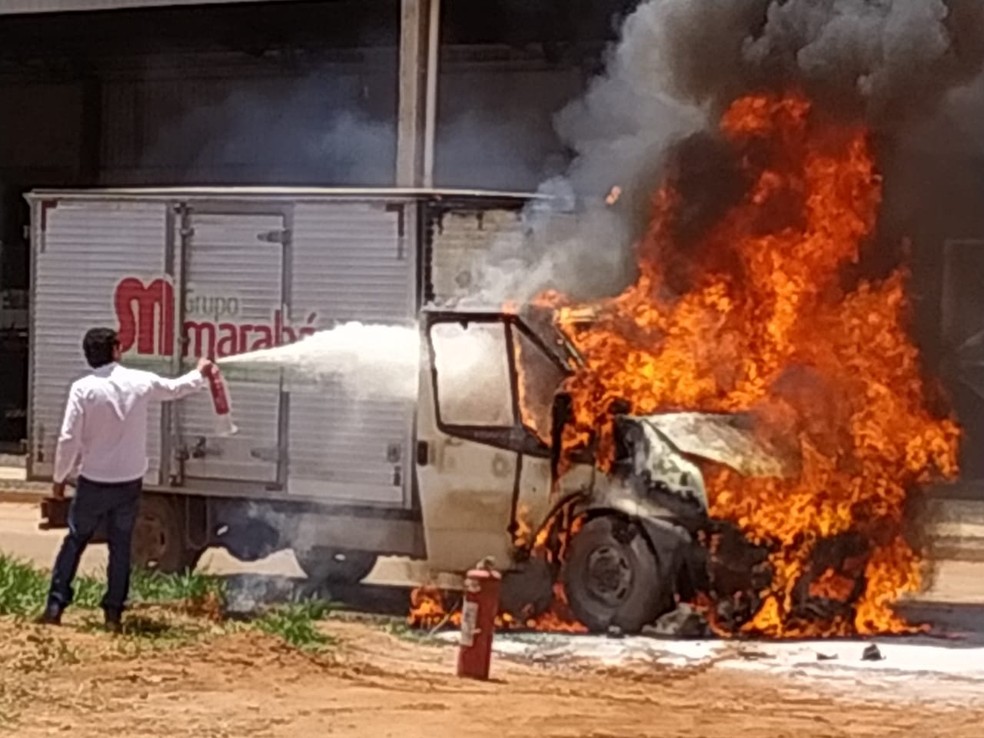 Caminhão pega fogo na cidade de Luis Eduardo Magalhães — Foto: Blog do Braga